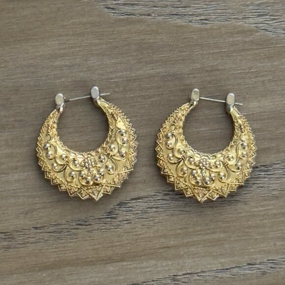 Vintage Gold Tone Ornate Filagree Hoop Earrings Intricate Victorian Revival READ - Picture 1 of 10